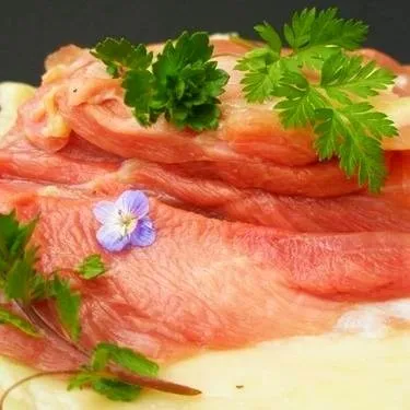 地鶏霜降りもも肉 お刺身(鳥刺し)